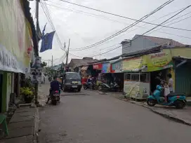 Dijual Rumah beserta kiosnya 4 unit.