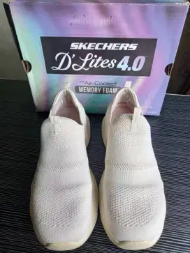 Skechers D'lites 4.0 slip on (USA 6/EUR 36) Cream