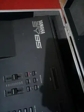 Yamaha SY 85 syntesizer include flight case