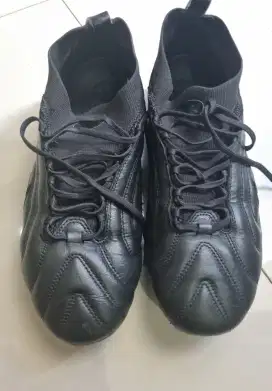 Sepatu bola SPECS BARRICADA