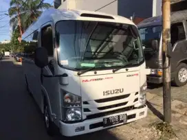 Isuzu ELF microbus