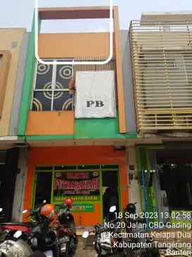 Karyawan perempuan