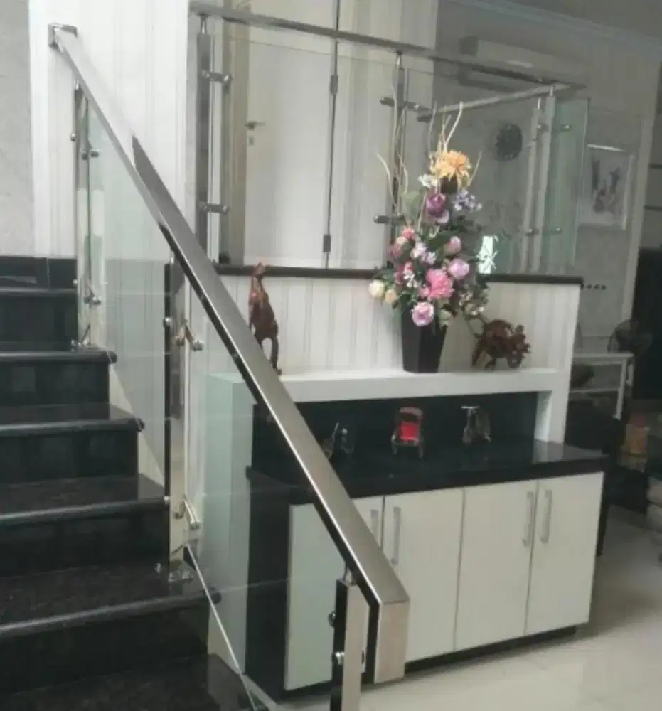 Railing kaca tangga teras balkon