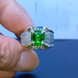 Green Tsavorite Langka khusus kolektor