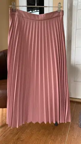 Preloved Rok Plisket brands Stradivarius SZ L (Asli)