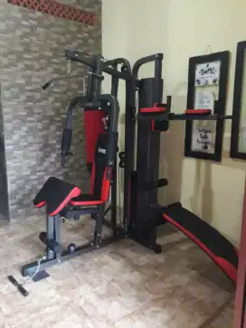 Alat fitnes Home gym dengan samsak tinju