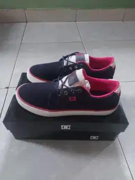 Sepatu kasual DC