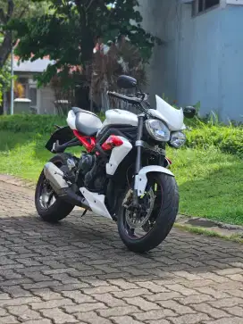 Triumph Street Triple 675 2015, White Glossy, kondisi cakep