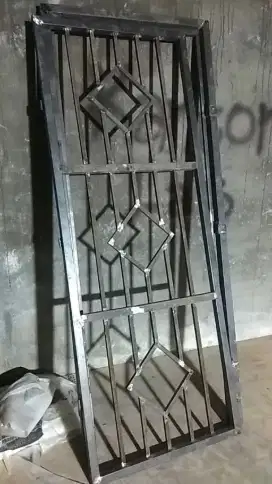 Pintu pengaman dan kasa nyamuk