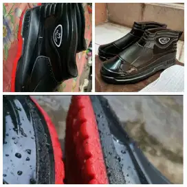 sepatu karet x ada yg minat  no.42-43  80 rbu neet aj cod jktim plaza