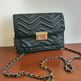 TAS WANITA SLINGBAG HITAM MERK MANGO