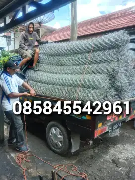 Kawat harmonika khas dan beronjong batu gunung