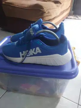 Sepatu running Hoka