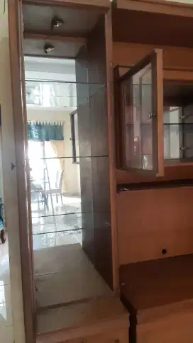 LEMARI KACA HIAS