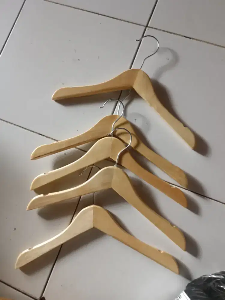 Hanger kayu anak-anak