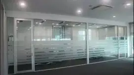 Stiker sanblas banyak motif dan kaca film pelengkap interior kantor