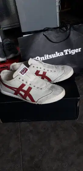 Sepatu Onitsuka Slip on like new size 40.5 insole 25.5 cm