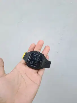 Jam tangan digital pria model touchscreen kotak favorit