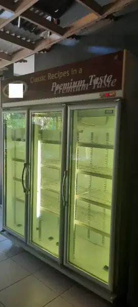 REFRIGERATED SHOWCASE