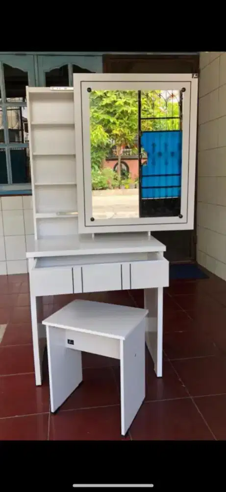 Meja Hias Kaca Sleeding