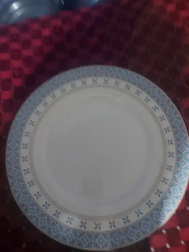 Piring besar bahan beling tebal, 4 pcs,kondisi mulus tidak ada retak