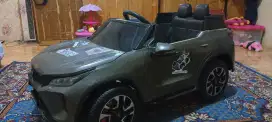 Mobil aki anak warna abu-abu