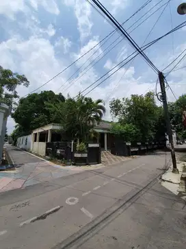 Rumah bagus luas, mewah pada zamannya, dekat jalan slamet riyadi solo