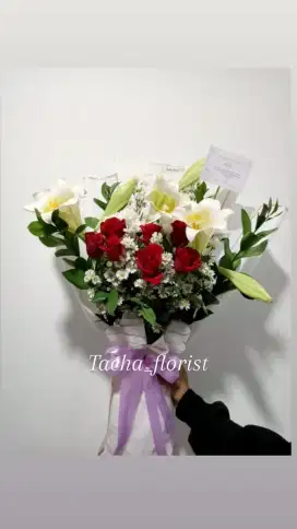 Buket bunga mawar dan bunga lily