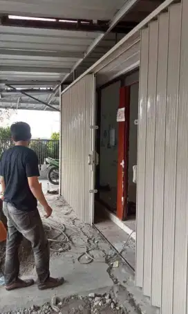 Folding gate rolling door