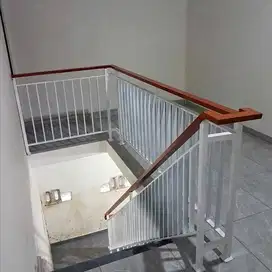 Reling tangga besi galvanis,pegangan kayu