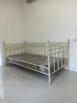 Dipan besi INFORMA
