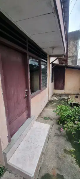 Di kontrakan / di sewakan tahunan rumah 1 kamar lokasi strategis
