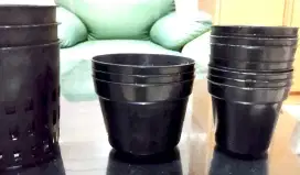 Berbagai ukuran pot plastik