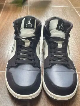 Sepatu Air Jordan Original (AJ 1 Mid Black / Smoke Grey)