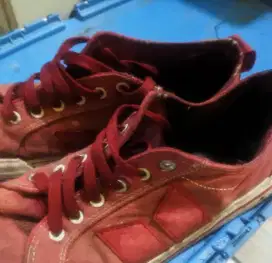 Sepatu macbeth merah