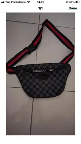 tas slempang Lv motif kotak hitam
