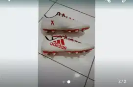 Sepatu bola adidas