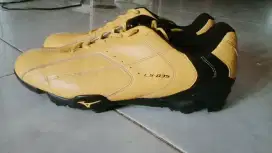 Sepatu golf Mizuno seperti baru