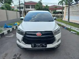 Toyota Innova Reborn  Bensin 2.0 venturer matic 2017 putih