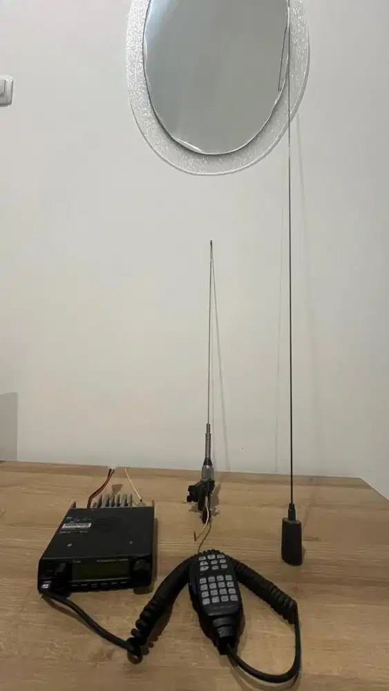 HT Mobil  ICOM beserta Antena