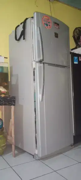 Kulkas 2pintu jumbo toshiba