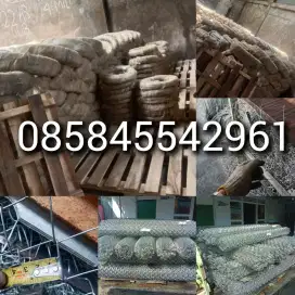 Kawat harmonika khas dan beronjong batu gunung