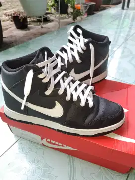 Dijual nike dunk high black white original ukuran 42.5 nego