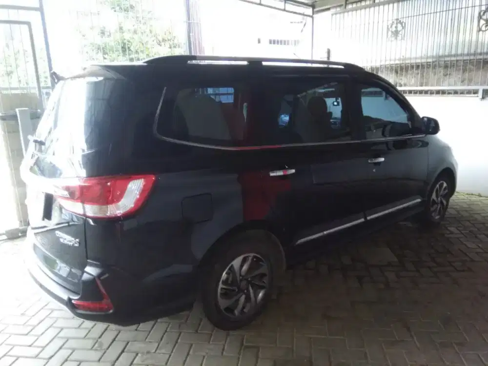Confero S L Lux+ 2019 Hitam