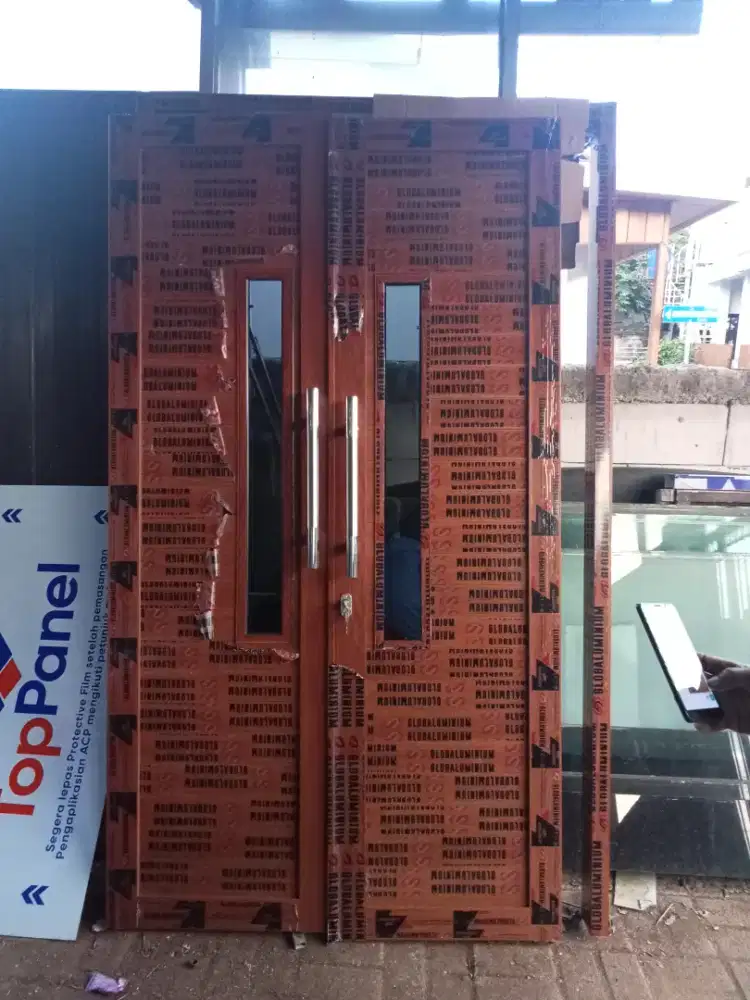 Pintu Doble Alumunium Warna Coklat Kayu