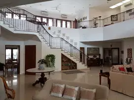 Rumah Ngantong dengan Basement dan Guest House