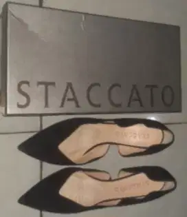 Sepatu Wanita Staccato Warna Hitam