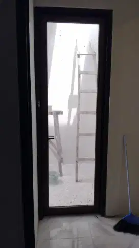 Pintu alumunium kaca