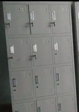 Lemari locker besi
