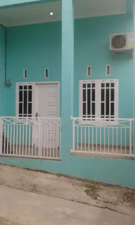 DI SEWAKAN RUMAH KECIL PINGGIR JALAN BESAR